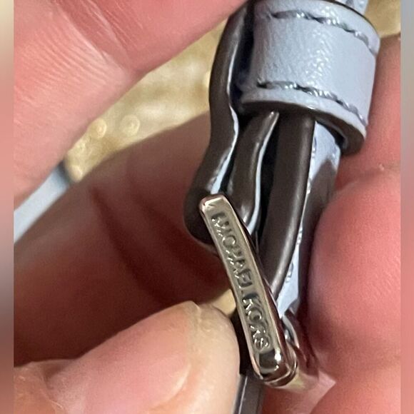 MICHAEL KORS PREMIERE Suri Medium Logo Perforated Suede Shoulder bag Reversible - Picture 13 of 16